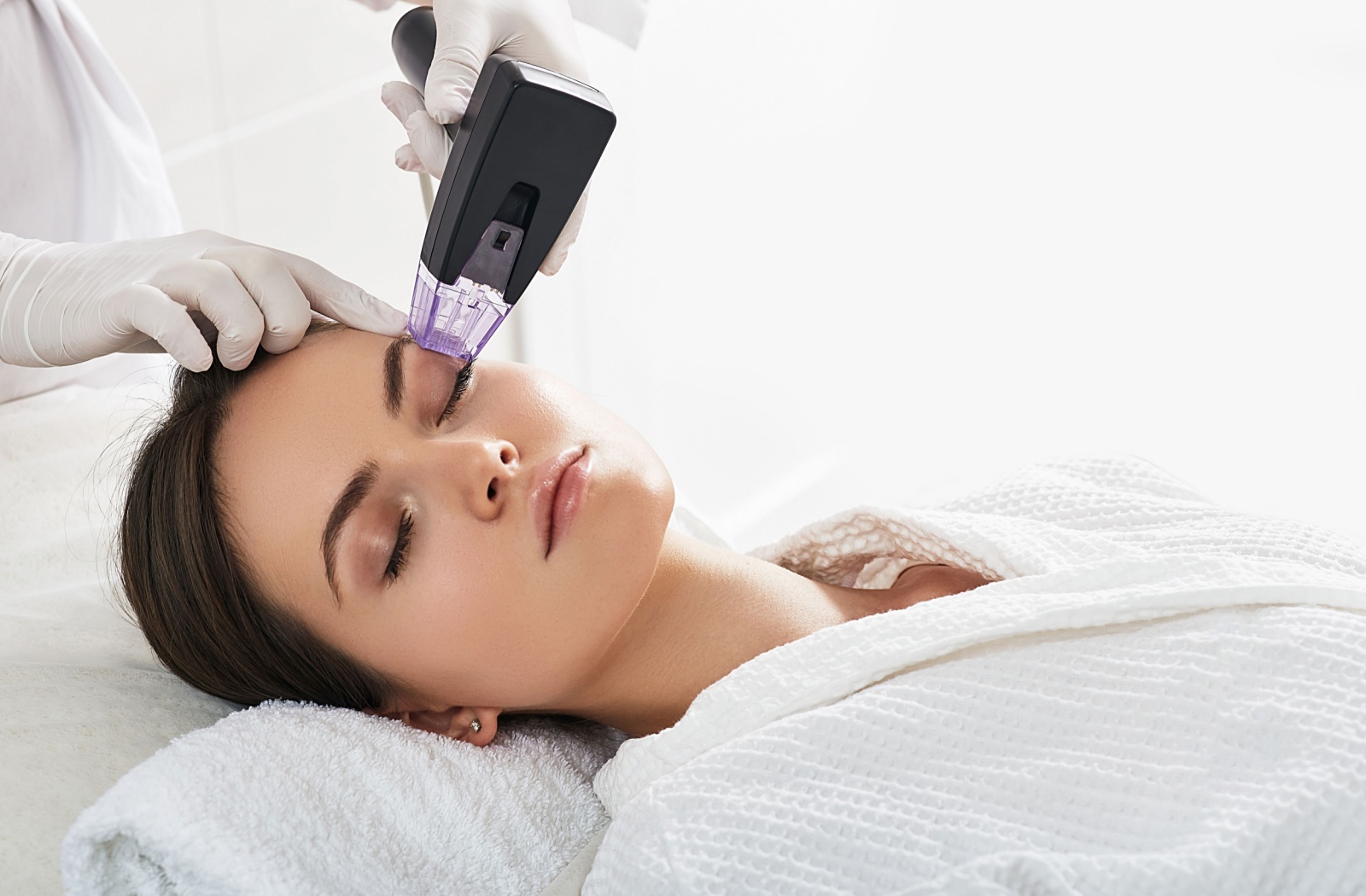 A woman undergoing Forma dry eye treatment.